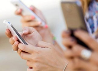 Dependența de smartphone-uri vă afectează va poate afecta corpul