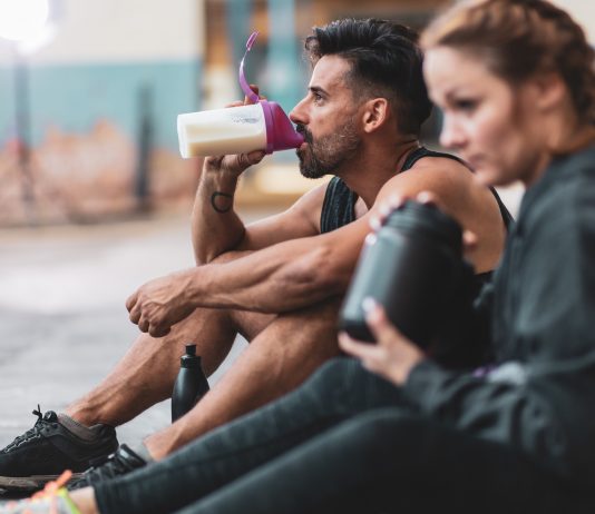 Ar trebui sa consumati un shake de proteine inainte sau dupa antrenament?