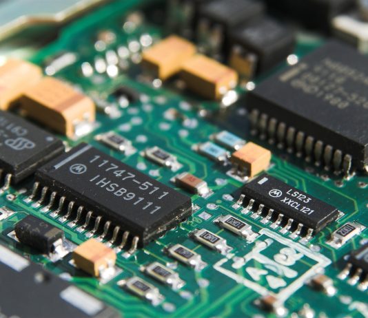 Memorie programabilă doar pentru citire și ștergerea electrică (EEPROM) – ce este aceasta și care sunt utilizările sale?