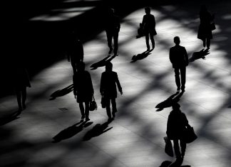 Peste 3 milioane de locuri de munca formale sunt in pericol cu reforma externalizarii