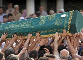 Turcia retine 13 persoane in legatura cu atentatul sinucigas cu bomba de la Istanbul