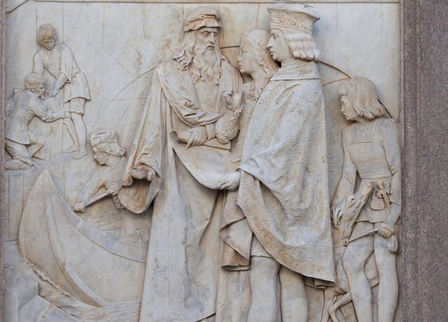 Un relief din secolul al XIX-lea la Piazza della Scala, Milano, care il arata pe Leonardo prezentandu-i lui Ludovico noul sau sistem de navigatie pentru canalul Navigli.  (Imagine de Alamy)