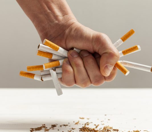 Renuntarea la fumat in randul supravietuitorilor de cancer este legata de un risc cardiovascular mai scazut