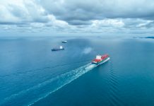 Nava lovita de rebelii Houthi din Yemen se scufunda in Marea Rosie