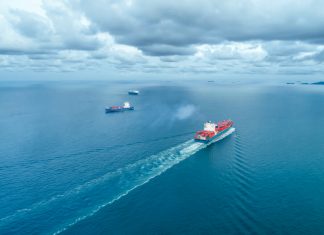 Nava lovita de rebelii Houthi din Yemen se scufunda in Marea Rosie