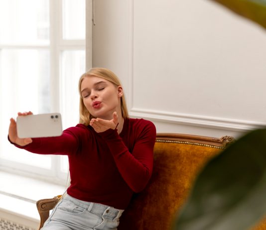 Cum scrii primul mesaj pe un site de intalniri matrimoniale fără să pari banal